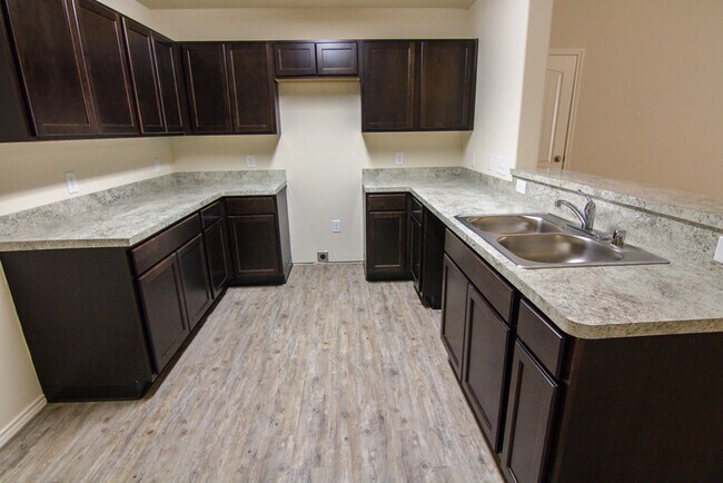 Foto del edificio - Oakwood Forest - 2013 Oakwood Forest Drive...