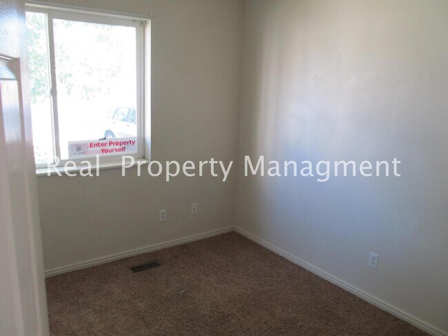 Foto del edificio - Beautiful and conveniently located 3 Bed, 2 Bath Home available in July! Pet Friendly!