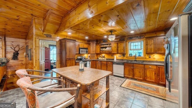 Building Photo - 911 Summit Way