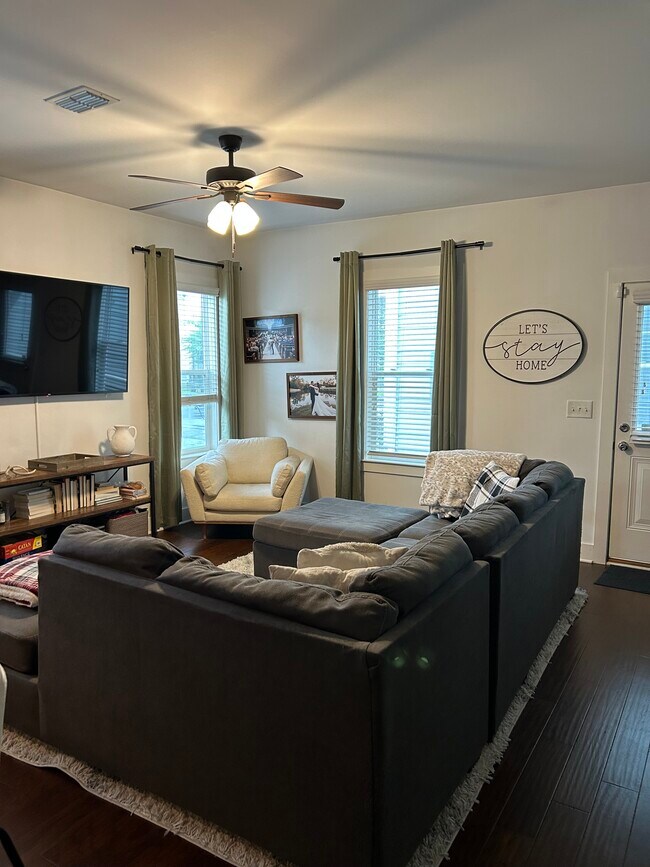 Foto del edificio - 713 Cottage Park Dr
