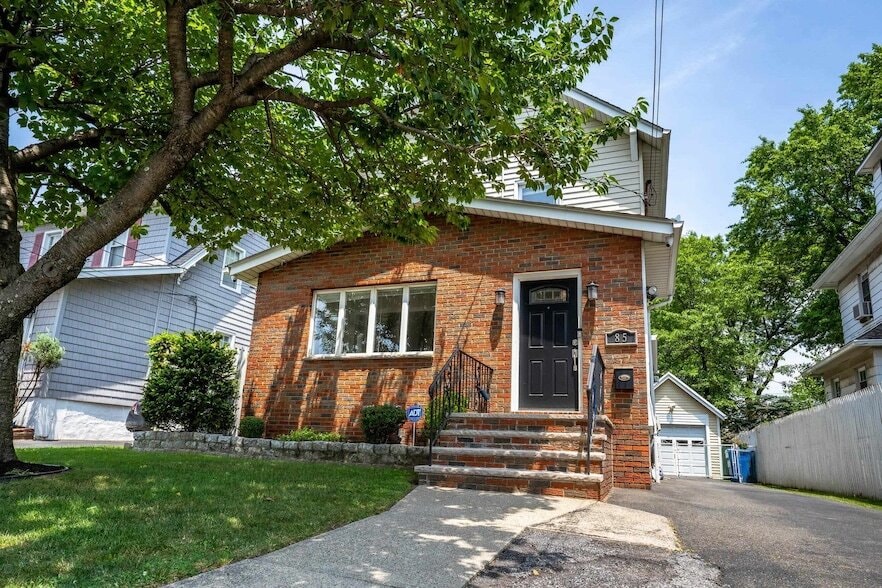 Primary Photo - 85 Barrows Ave