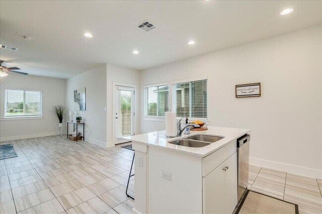 Building Photo - 418 White Steppe Way