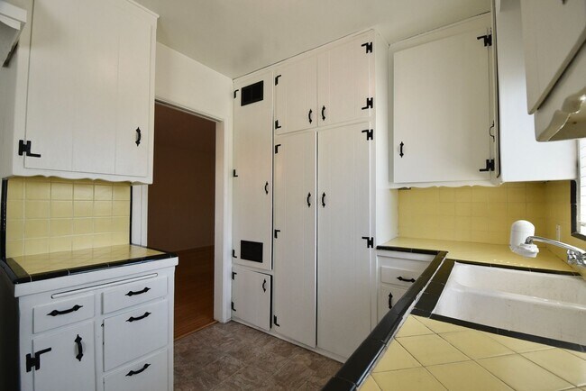 Foto del edificio - 5716 Kester Ave