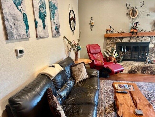 Foto del edificio - Adorable 2 Bedroom - 1 Dog Friendly upon approval!!! - Just Reduced!