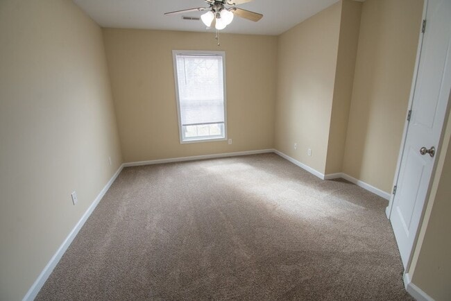 Building Photo - Great 3-bed, 2.5 bath townhome in Tolono available for June!