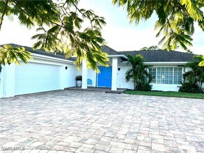 Building Photo - 283 Cypress Way W