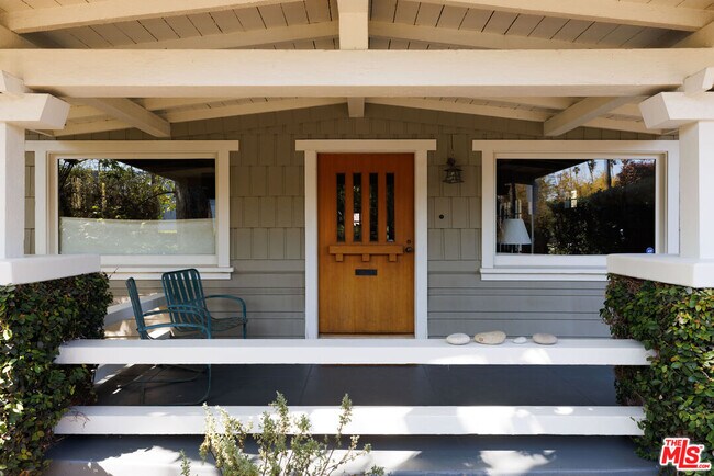 Building Photo - 827 Venezia Ave