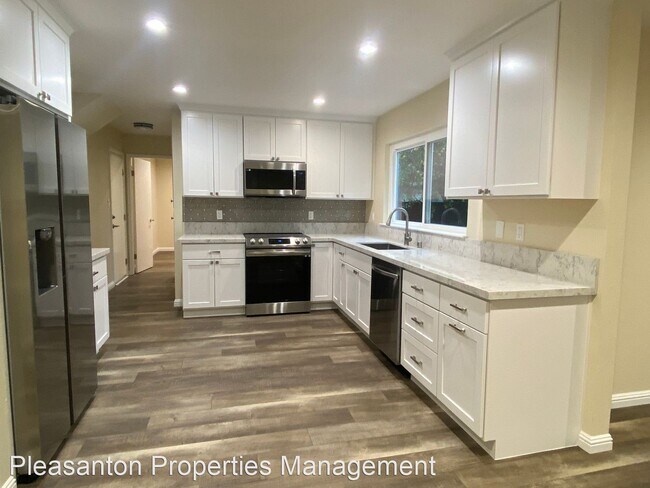 Foto del edificio - 5 br, 2.5 bath House - 4549 Sandalwood Dr.