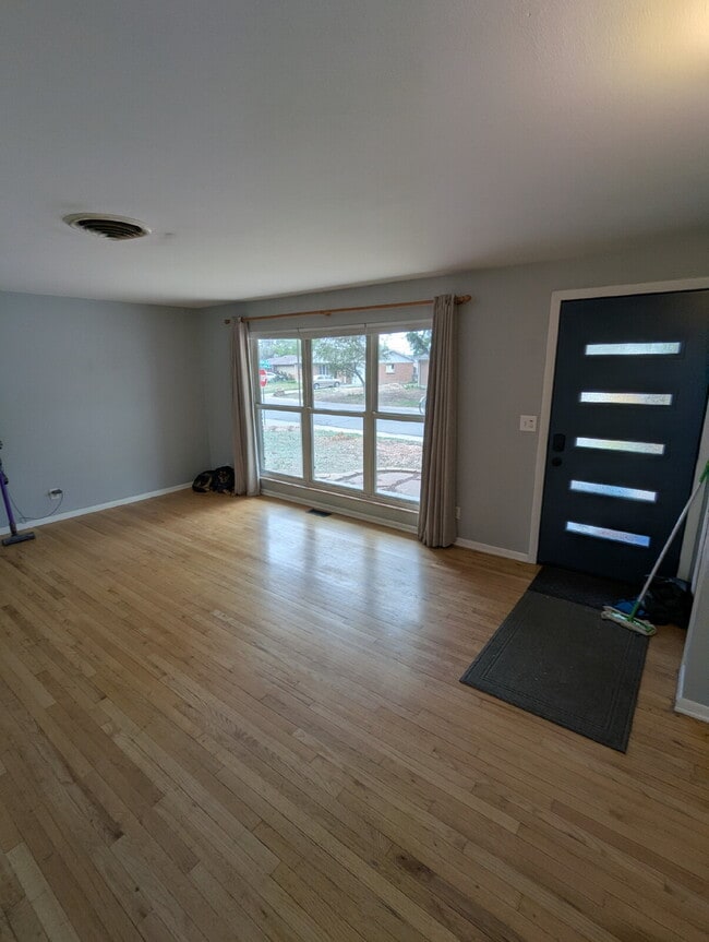Building Photo - 7070 Beacon Way
