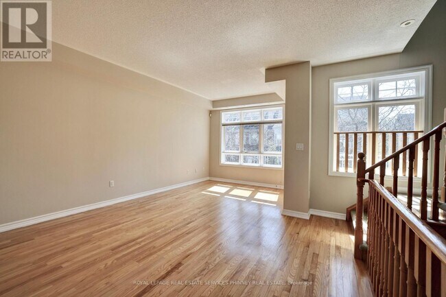 Photo du bâtiment - 165 Lakeshore Rd E