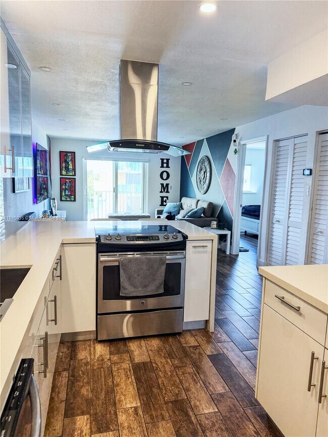 Foto del edificio - 7830 Dickens Ave