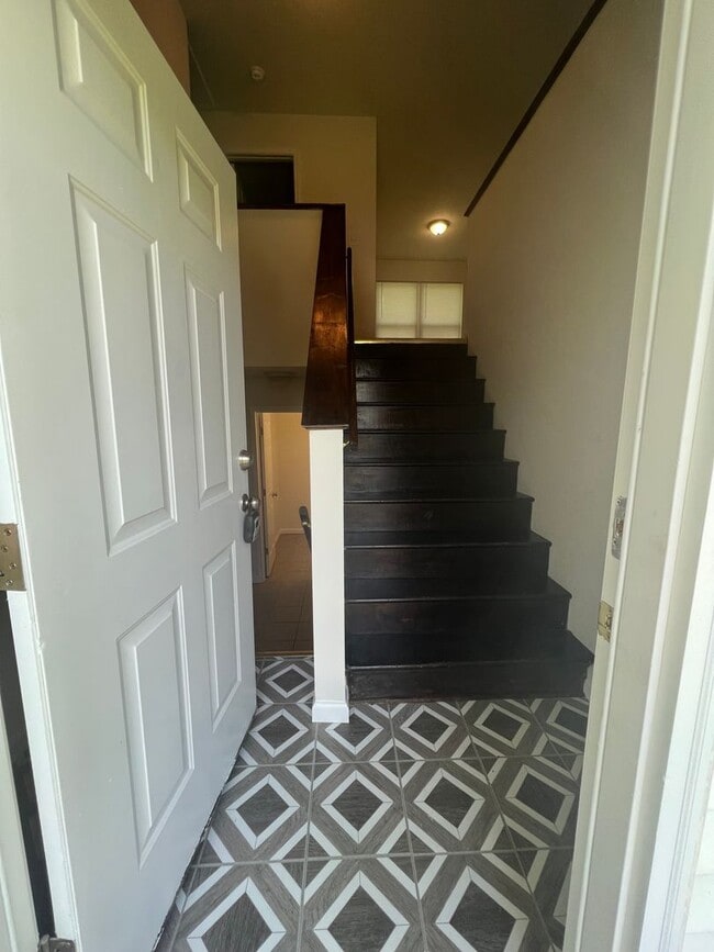 Foto del edificio - 4-bedroom 1.5 baths house near I-44