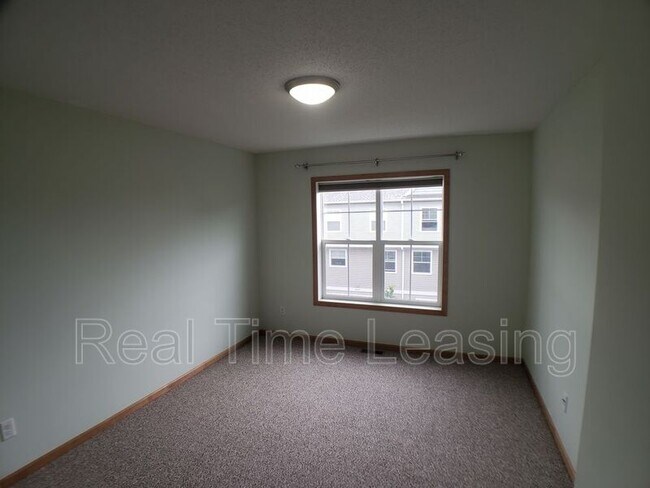 Foto del edificio - 8051 Larch Ln N