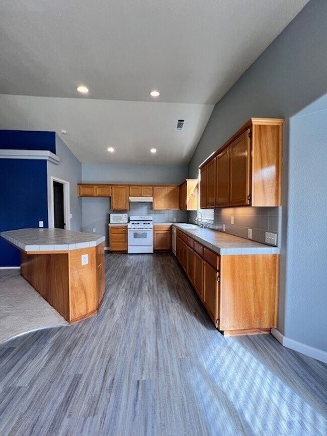 Foto del edificio - Available Now!