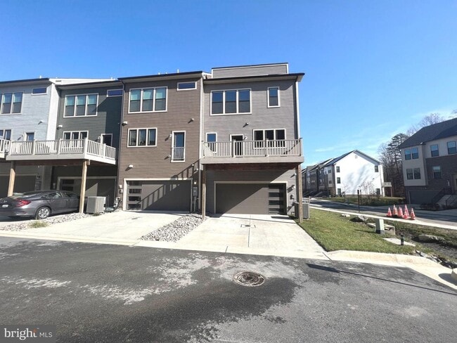 Building Photo - Gorgeous end of group townhouse with 4 lux...