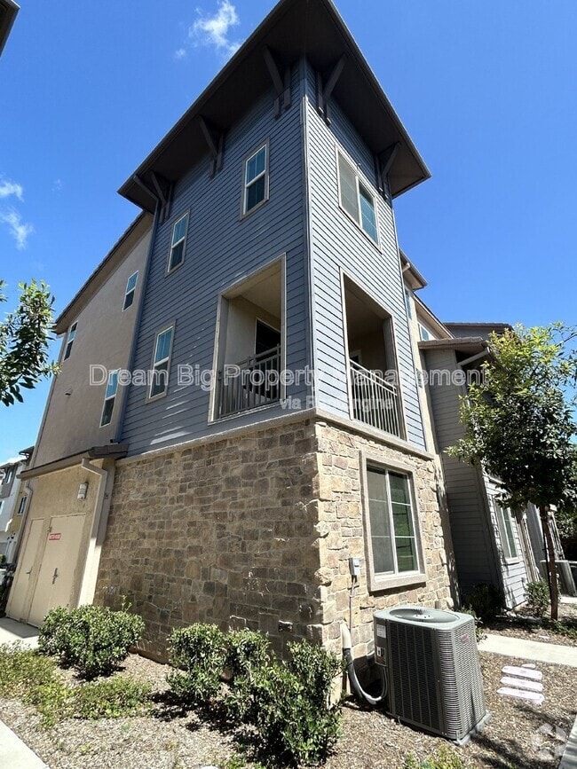 Building Photo - 609 Savi Dr