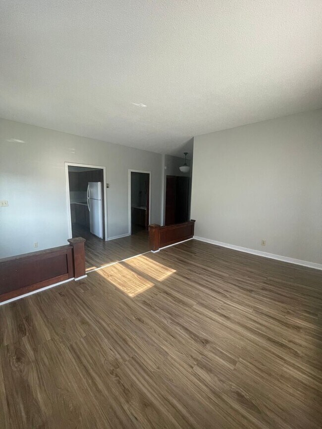 Building Photo - Cozy Home