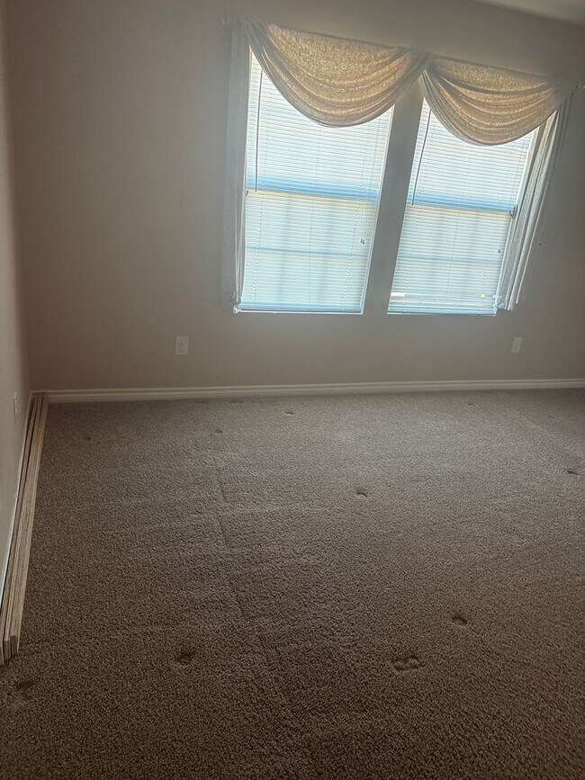 Foto del edificio - Step into comfort and modern convenience with this charming 3-bedroom, 2-bathroom home in Sherman...