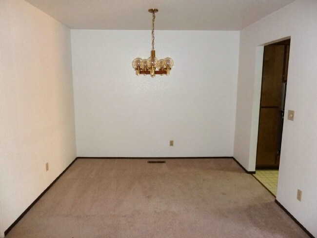 Building Photo - Beautiful townhome with duel primary bedrooms in fantastic location