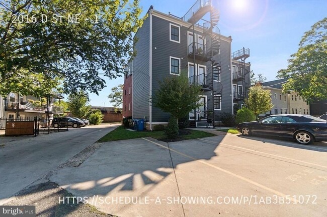 Building Photo - Renovated Condo with parking included - Fi...