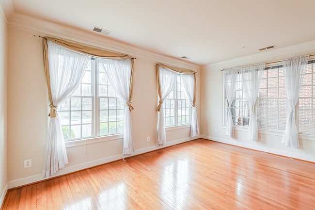 Foto del edificio - 513 Rosebush Ln