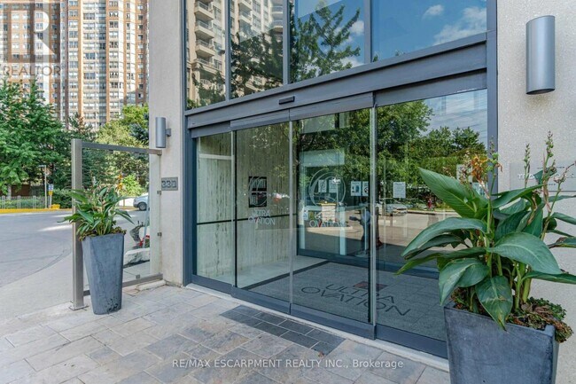 Photo du bâtiment - 330 Burnhamthorpe Rd W