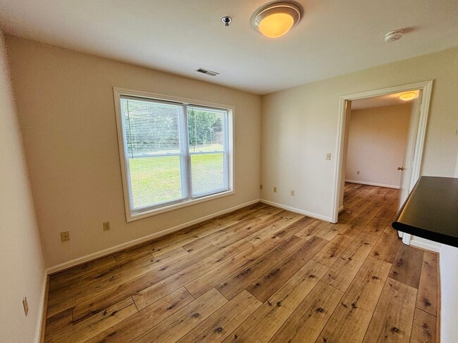 Building Photo - * RE-RENTAL AVAILABLE 3/31/26 * 1 Bedroom, 1 Bath Apartment