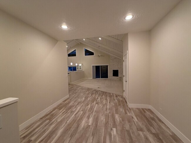 Foto del edificio - Dual Primary Suite's. 2 Bedroom / 2.5 Bathroom Single Level Home in NE Bend