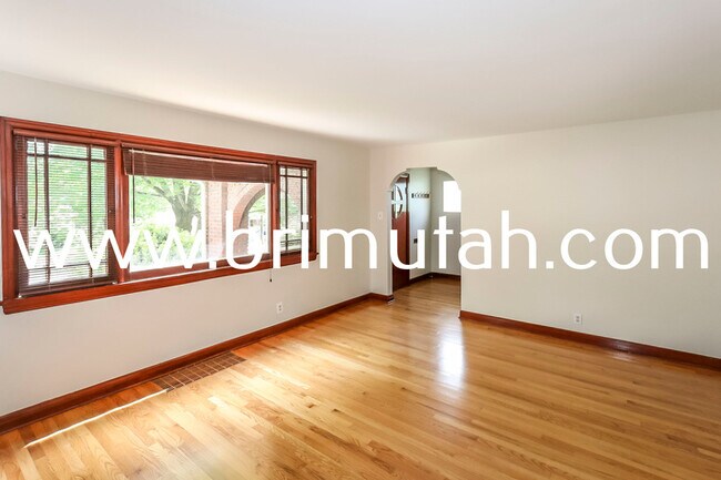 Foto del edificio - 1383 E Emerson Ave