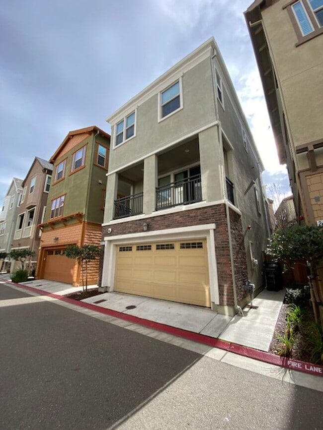 Building Photo - Move in Ready Townhome Near Downtown Liver...