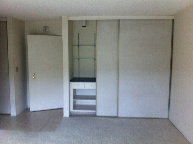 Building Photo - 6 Admiral Dr