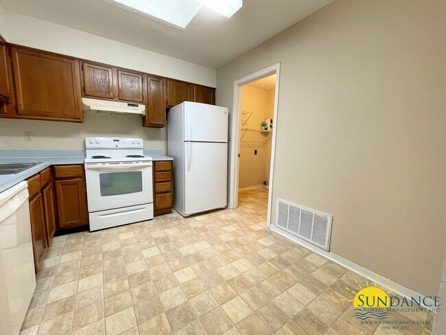 Foto del edificio - Nice 2 Bedroom Unit Close to Both Bases!