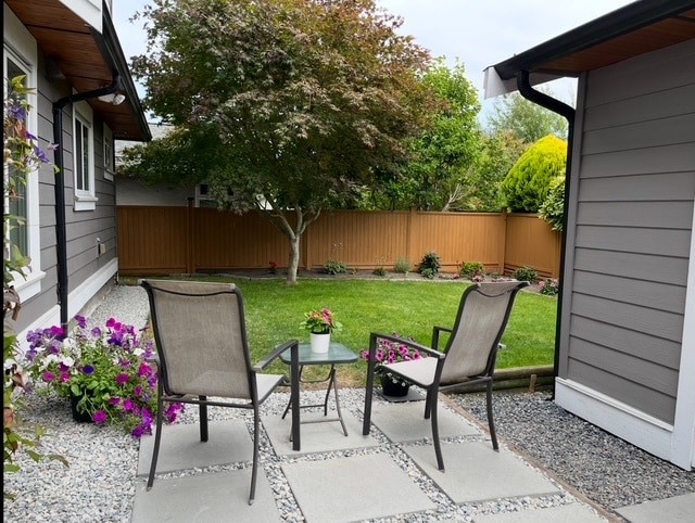 Patio and garden - 4890 55B St