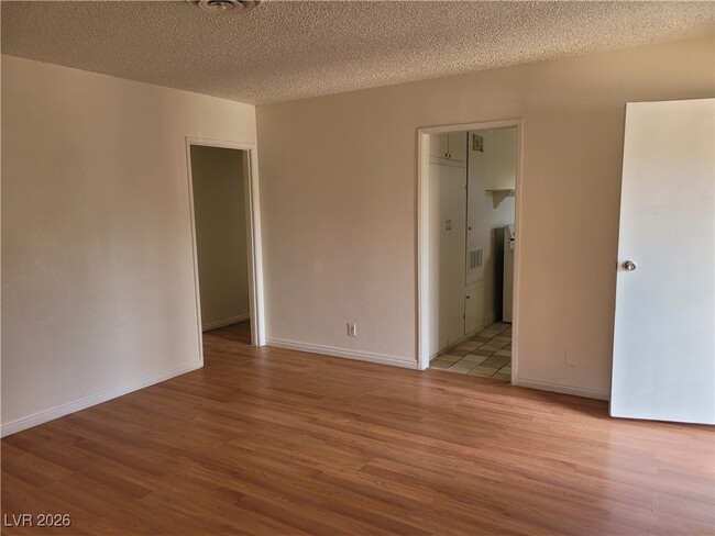 Foto del edificio - 2600 E Vana Ave