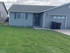 Building Photo - 530-532 NE Larch Ave