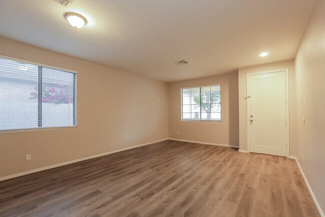 Foto del edificio - 2427 E Glass Ln