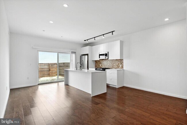 Building Photo - 531 W Jefferson St