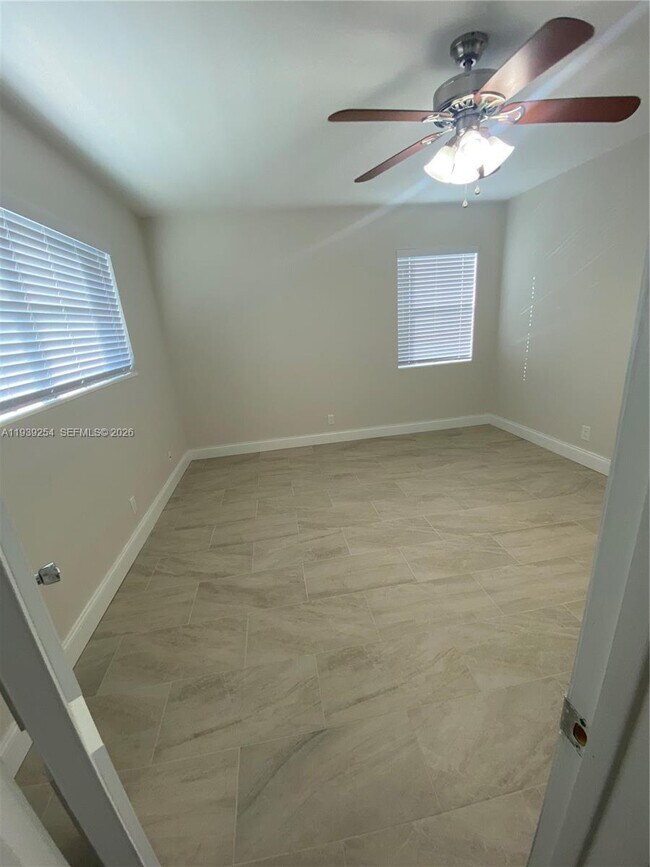 Foto del edificio - 2344 NE 12th St