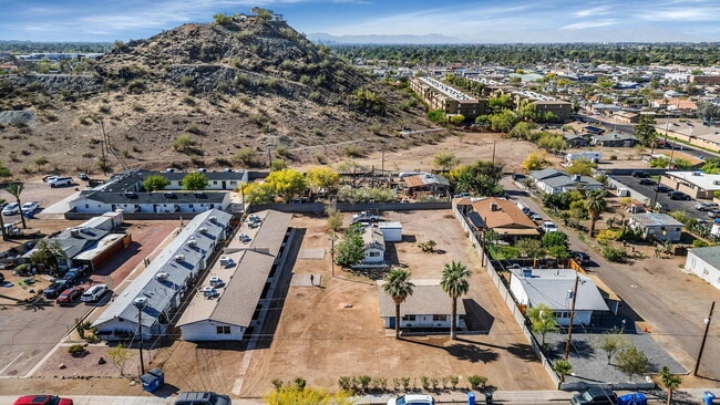 Building Photo - Spacious 1BR Single-Level Unit with Utilit...