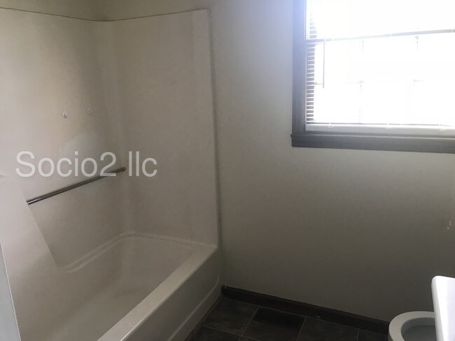 Building Photo - Comfortable Town Home Great