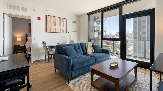 Building Photo - 513 S Damen Ave