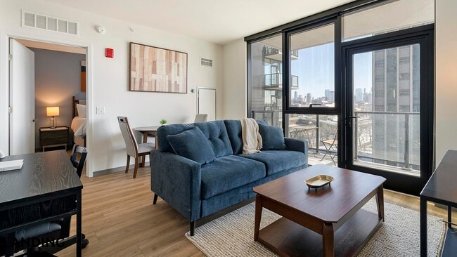 Building Photo - 513 S Damen Ave