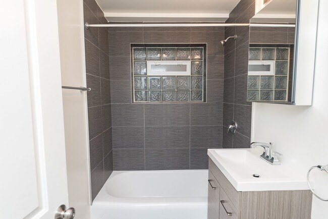 Building Photo - 5020 N Washtenaw Ave