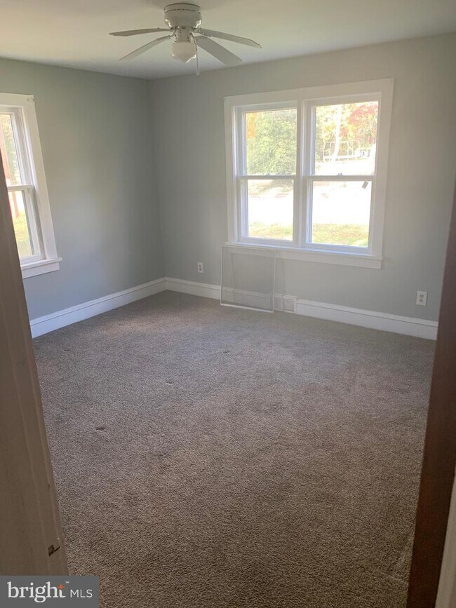 40 Oak St, Salem, NJ 08079 House for Rent in Salem, NJ