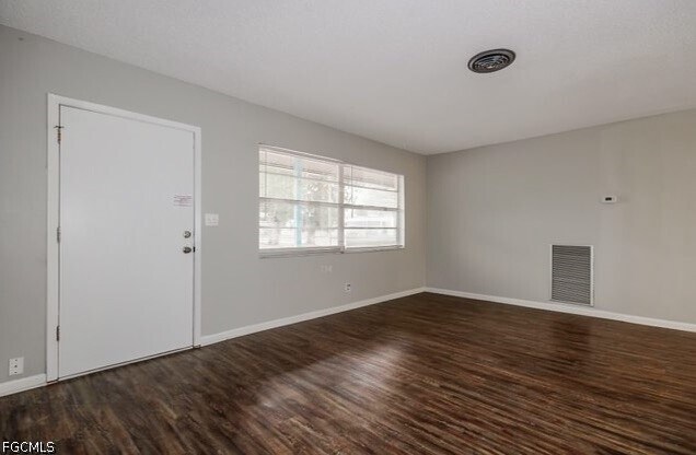 Foto del edificio - 390 Davison Ave NE