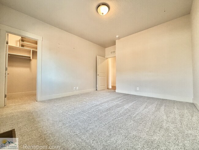 Building Photo - 8932 W Northview St