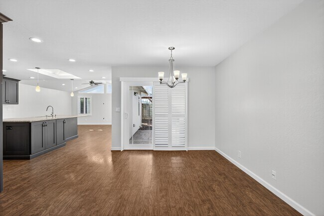 Foto del edificio - 899 Ebbetts Dr