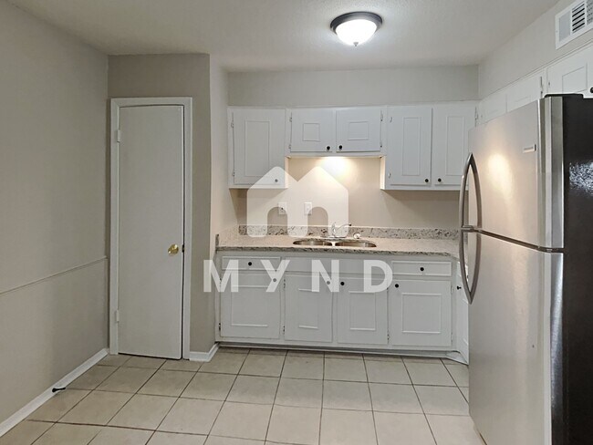 Building Photo - 2530 Hillcrest Cir
