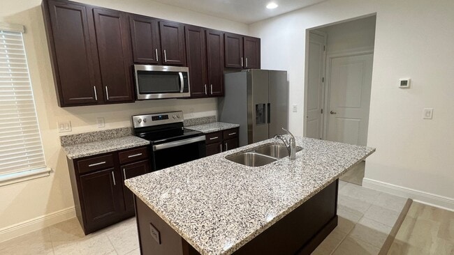 Building Photo - Like New 1/1 Garage Apartment with 1-Car G...