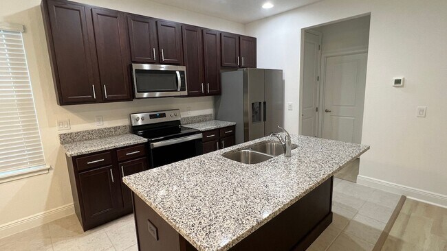 Foto del edificio - Like New 1/1 Garage Apartment with 1-Car G...